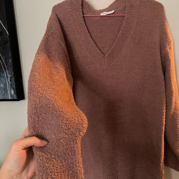 Size small oversized fluffy long sleeve V neck sweater - Picture 2 of 4